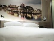 包臀裙性感大奶妹子 蹲着口交舌吻特写扣逼 上位骑坐猛操呻吟娇喘