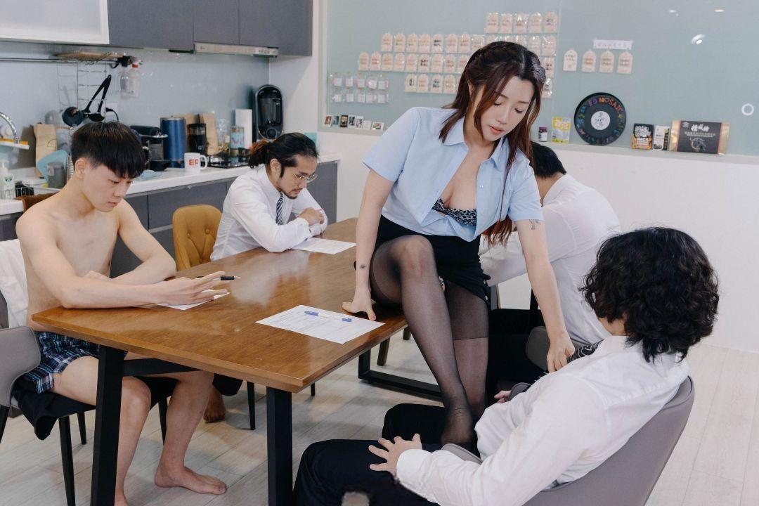 女強人主管琪琪VS職場小鮮肉！辦公室5P直接開幹