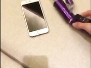 拿着小玩具自慰