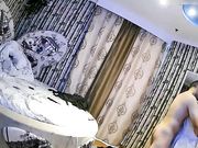 宾馆偷拍漂亮连衣裙美女见网友时不让操小伙最后直接抱到床上强干