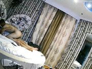 宾馆偷拍漂亮连衣裙美女见网友时不让操小伙最后直接抱到床上强干