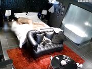 酒店偷拍长发大学美女和猛男男友开房 被操痛不让干了 男友追到洗手间继续操