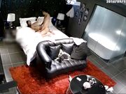 酒店偷拍长发大学美女和猛男男友开房 被操痛不让干了 男友追到洗手间继续操