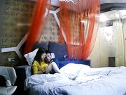 古风艺术宾馆年轻小情侣开房造爱妹子貌似心情不好喝酒不想打炮男友各种挑逗最后成功啪啪啪居然给操哭了