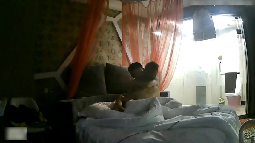 古风艺术宾馆年轻小情侣开房造爱妹子貌似心情不好喝酒不想打炮男友各种挑逗最后成功啪啪啪居然给操哭了