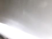 美女在宝马车上自慰