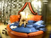 精品酒店偷拍貌似中年男领导和身材颜值很正点美女下属啪啪,宝刀未老各种猛操爽的美女完事后还爬他身上腻歪!