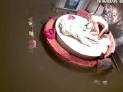 犀牛房大学生眼镜情侣开房性生活洗干净还没干JJ就雄起了口交插入激情四射姿势玩的还挺多肏了妹子2炮还用手机拍