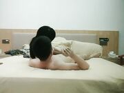 小伙子年轻力壮享受美丽的小少妇精品服务 口交大鸡巴胸推按摩上位抽插