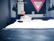 文艺气质范年轻小美女酒店被帅小伙玩逼搞得淫水直流嗷嗷大叫