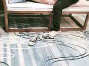 约的兼职大学生 让小哥抱在怀里吃奶玩逼乖巧可爱又温柔 给小哥口交大鸡巴