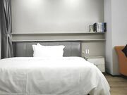 战骚熟女 里面穿的连体网袜太骚了 翘起屁股舔屌 抱起来抽插猛操