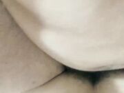 还在哺乳期的美少妇模仿大师的收费给bb做保养