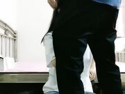 从小一起长大的姑娘深夜来找我