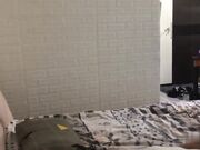 样子挺稚嫩的眼镜大学生小哥上完网课约女友回家在父母的大床上啪啪