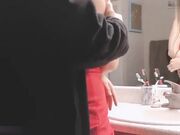 巨乳眼镜熟女在卫生间洗手台上被洋男友无套输出_射了一逼口