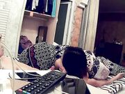 第一次操的良家 女的不愿意做被压在电视前 强行扒衣挑逗