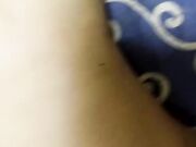 漂亮的E奶大学生露脸约炮一边被操一边说 不要拍脸 被操的胡言乱语叫爸爸