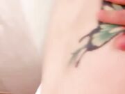 纹身女郎被约到酒店里面大战双男 露脸口交插嘴特写多阴毛蝴蝶逼鲍鱼揉搓阴蒂