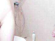 颜值不错的美女在卫生间洗澡 马桶上被操 一路操到床上去了