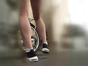 用双手时而温柔时而激烈地给她缓慢而缓慢的手交 仔细地口交