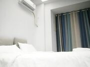 深夜170CM花臂纹身美女，腰细胸大修长美腿，情趣开档丝袜深喉大屌，后入一下下撞击骑乘自己动