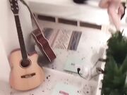 撩起头发跪地吃屌，翘起蜜桃美臀后入，第一视角抽插，无毛美穴一顿操