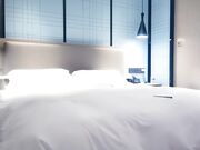 长相清纯白衣嫩妹，舌吻调情穿上情趣装后入