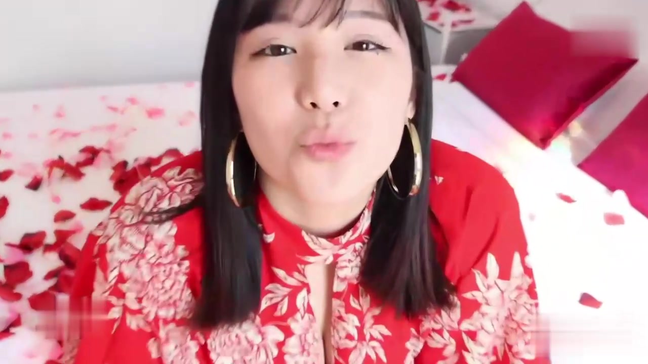 大奶美女吃鸡啪啪  被大吊男友无套输出 内射