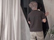 我背着丈夫和另一个我在俱乐部认识的男孩偷情，让他射在我的小穴里。