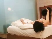 帅小伙逛红灯区 没想到遇见极品妹子 S型身材完美身材 还一起拍个照留念