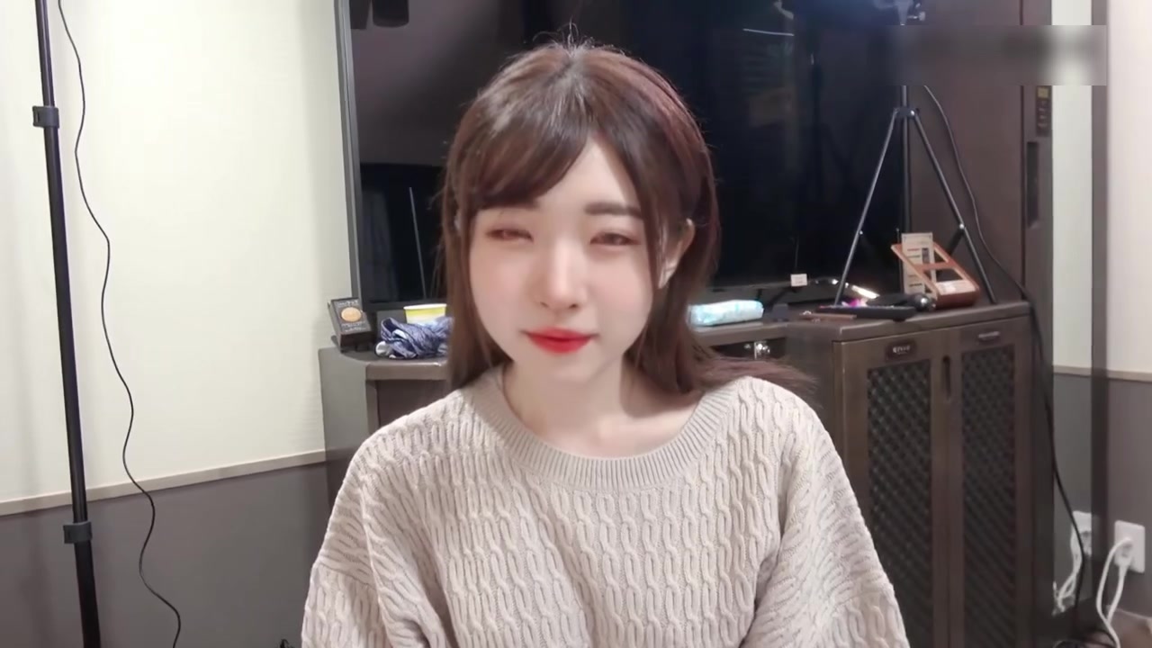 特别爱笑 甜甜的 很招人喜欢，初恋般的感觉，很敏感 玩弄一会就颤抖，干一会气喘吁吁