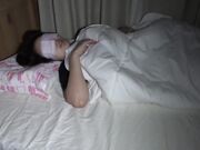 当她敏感的阴蒂受到攻击时 她会达到高潮