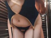 真的有种奶子在撞击你眼睛的感觉，很顶！站好翘起小屁屁迎接大肉棒进入