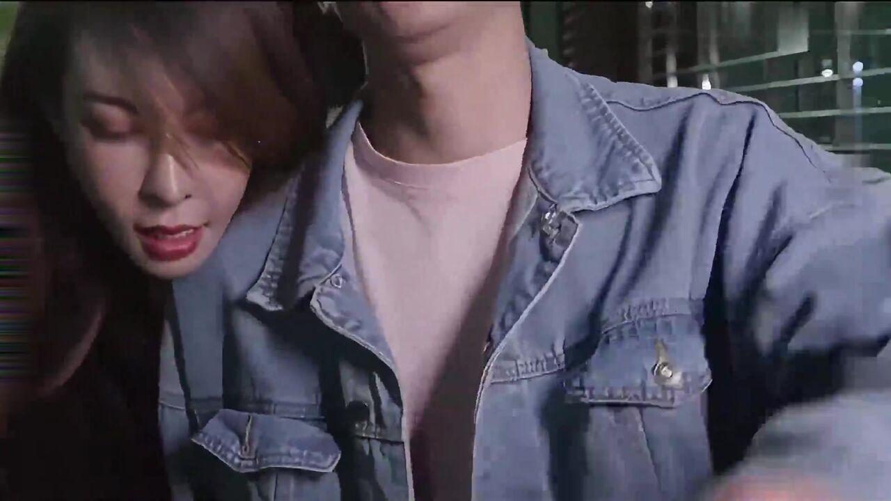 喝醉后变身淫荡痴女 与男友兄弟高速骑车