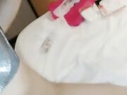 再操双飞美乳嫩模姐妹花 双凤抢屌裹 无套轮插粉穴 淫水配合流不停 干完了洗双飞浴