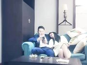 一线天肥逼长开双腿扣弄，抬腿侧入妹子捂着嘴不叫，打桩机快速抽插