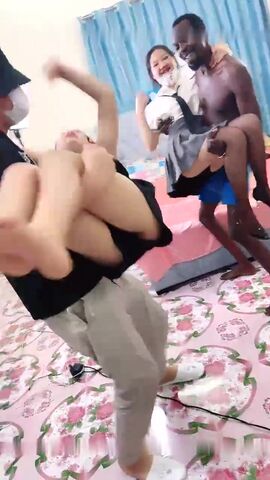 成人版网红舞蹈 黑人大战白嫩妹子黑屌足交 超多姿势 操妹子