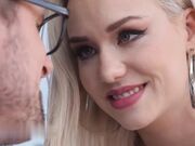 火辣骚逼少女像专业妓女一样吸吮和骑乘猛坐老师的大鸡巴