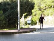 邀请两名男子到家中进行双插两根大鸡巴一起操骚逼装不下轮流进攻高潮连