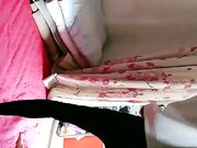 干儿子看完黄片无意中看到妈妈在换衣服浑身欲火忍不住把在晾衣服的妈妈扑倒强搞