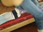 大粗鸡巴小伙子真猛 跟小嫂子偷情玩的真嗨 露脸扒下裤子直接干