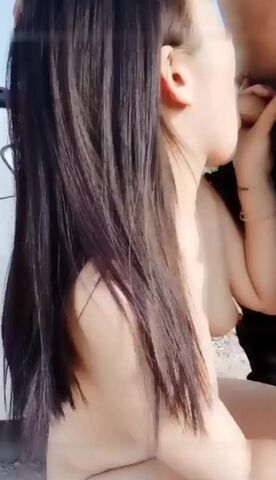 白嫩皮肤 长发少妇 户外和炮友啪啪秀 趴在车上后入被大鸡巴猛猛的操 口交