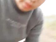 偸情漂亮苗条小姨子户外山上野战扶着树后入搞的正在性头上被路人打断吓尿了