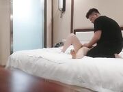 酒店为小超市的老板娘提供性服务推油私密保健啪啪弄手机被发现差点翻车