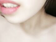 新来的学妹露脸躺在床上让大哥揉奶子抠逼让狼友指挥 穿上开档黑丝主动上位求草