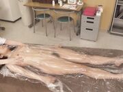 前来回应投诉的女子让我坐在地上并发生了2