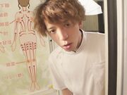 前来回应投诉的女子让我坐在地上并发生了3