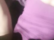 夜晚驾车户外车震！撩起裙子隔着内裤摸穴，下车扶墙后入，场面很是刺激