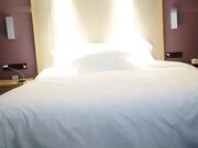 漂亮大奶小姐姐 不行了我的逼逼好痒 大肥臀被小哥扛着腿猛力输出 骚叫不停